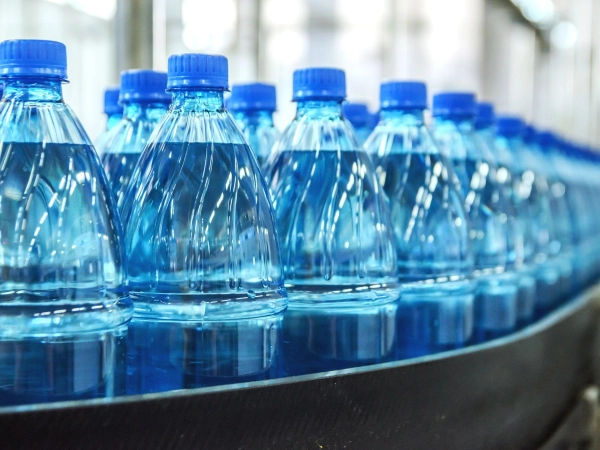 Ô nhiễm nhựa từ chai nước đóng chai: Thực trạng, Hậu quả và Giải pháp toàn diện